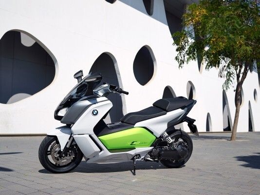 Der neue BMW C evolution: Innovativer Elektroantrieb über Triebsatzschwinge mit flüssigkeitsgekühltem Permanent-Synchronmotor, Zahnriemen und Hohlradgetriebe (BMW)