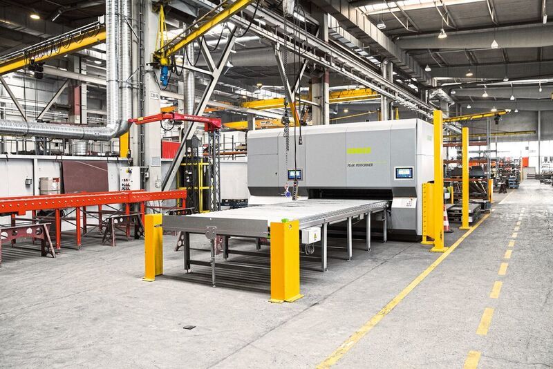Die Liebherr-Hydraulikbagger GmbH setzt im Stahlbau auf die Teilerichtmaschine Peak Performer von Kohler. (Kohler)