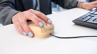 Die bioabbaubare Maus funktioniert wie jede andere Computermaus. Das 3D-gedruckte Gehäuse haben die Forschenden aus einem Gemisch aus bioabbaubarem Kunststoff und Holzfasern hergestellt. (Bild: Empa)