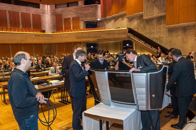 Enge Radien und die Vertiefungen für den Luftdurchlass verleihen der CFK-Haube der Audi-R8-Cabrioversion Spyder (Audi RS8) einen sportlichen Look. Das Ergebnis wurde auf den Praxisforum der Fachtagung von den Teilnehmern „unter die Lupe“ genommen. (Bild: Mack)