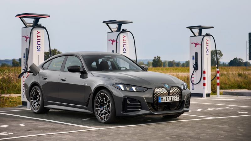 BMW schafft es mit dem i4 in die Top Ten in den USA; neben Volkswagen mit dem ID 4.(Bild:)
