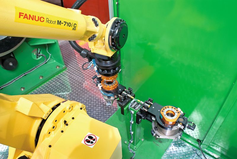 Der Roboter in der Wechselbewegung von der Greifvorrichtung zum Schweißbrenner.  (Bild: Beckhoff)