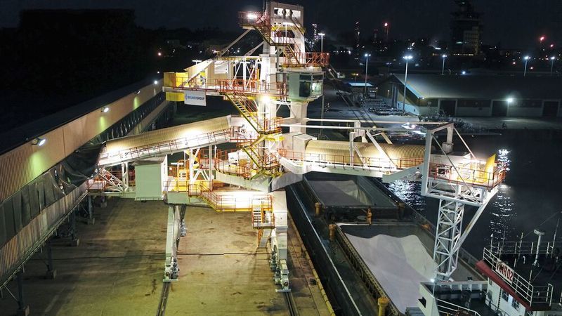 Der Schiffsverlader bei Nacht arbeitet 24 Stunden an sieben Tagen in der Woche. (Beumer Group)