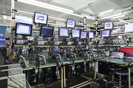 Bild 5: Um die steigenden Stückzahlen und die Qualitätsanforderungen des globalen Marktes zu bedienen, investiert der Hersteller am Stammsitz in Shenzhen kontinuierlich in moderne Produktionsinfrastruktur und Testverfahren.(Bild:  Siglent)