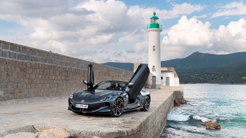 Eine coole Show bietet sich Passanten oder Gästen im Straßencafé, sollte der Cyberster einmal direkt vor ihnen parken und seine Scheren-Türen spektakulär nach oben schwingen. (Bild: MG)