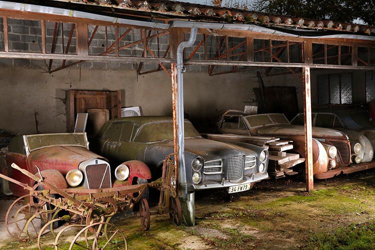 Die Autos waren in Unterständen untergebracht (mittig ein Facel Vega Excellence, hinten ein Talbot Lago T26 Cabriolet Saoutchik). (Foto: Artcurial)