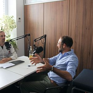 „Ich bin der Meinung, das Thema heißt Transparenz: Was will man erreichen? Was sind die relevanten Kriterien? Einigkeit über das Ziel und ein bisschen Mut sind gefragt!“ - Daniel Goebel, Sales Director Aftermarket, Compressor Solutions EMEA bei EagleBurgmann (r.) im Gespräch mit PROCESS-Redakteur Dominik Stephan.(Bild:  PROCESS)