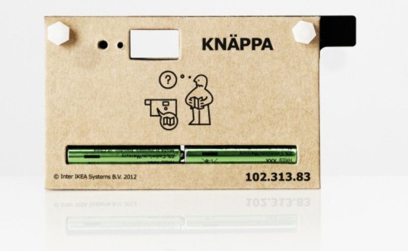 Der Sucher ist ein rechteckiger Durchbruch im Pappgehäuse (Bild: Bild: IKEA)