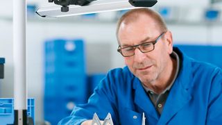 Optimale Sehbedingungen für Mitarbeiter jeden Alters ermöglicht eine individuell einstellbare Arbeitsplatzleuchte wie beispielsweise die TANEO von Waldmann. (kuhnle+knoedler)