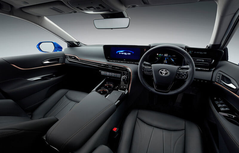 Im Innenraum dominiert ein großes Display, außerdem finden auf dem Rücksitz jetzt drei statt zwei Personen Platz. (Toyota)