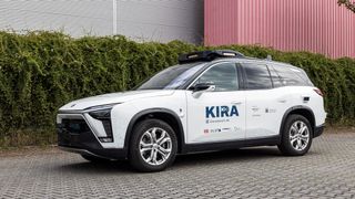 Die Deutsche Bahn testet mit mehreren Partnern fahrerlose Pkw in Darmstadt und dem Kreis Offenbach. Das KBA hat die Fahrzeuge abgenommen und die Fahrten auf öffentlichen Straßen genehmigt. (Bild: Deutsche Bahn AG/RMV/Arne Landwehr)