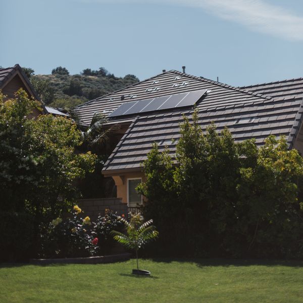 Art der genutzten Energie: 20% (für Wärme, Beleuchtung, etc.) Beim Stromwechsel nicht nur auf den Preis, sondern auch auf den Energiemix achten. Oder gleich ein eigenes Solarmodul auf dem Dach installieren. Die Bezugsquelle unserer Energie ist für ein Fünftel der befragten deutschen in den vergangenen Jahren wichtiger geworden.      Wie grün Strom in Deutschland ist, zeigt eine Statistik von Forschern des Fraunhofer-Instituts für Solare Energiesysteme. (Unsplash/Vivint Solar)