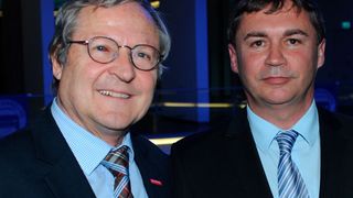 Obermeisterwechsel bei der Kfz-Innung München-Oberbayern: Hans Medele (li.) übergibt das Amt an seinen Nachfolger Richard Wagner.  (Reich/»kfz-betrieb«)