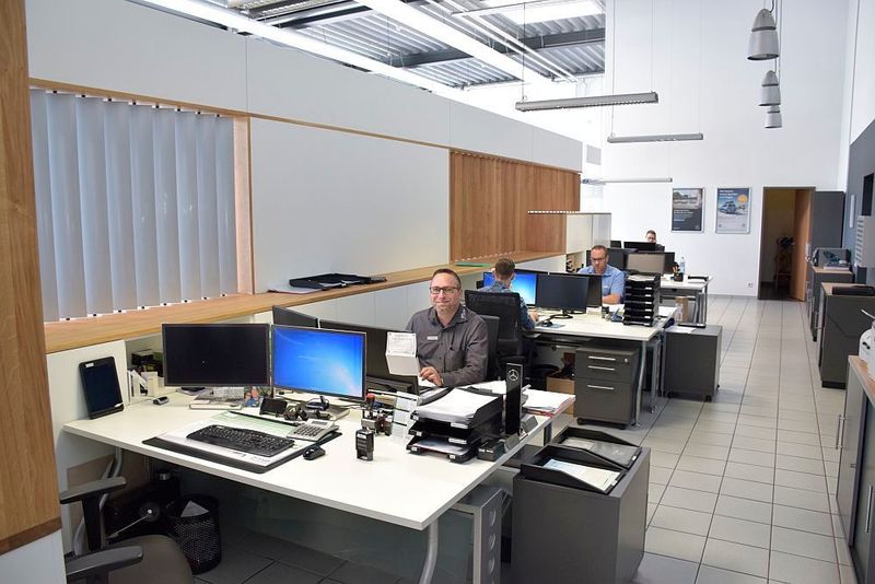 Die Serviceberater kommen zum Kunden in die Wartezone. An ihren Schreibtischen können sie in Ruhe arbeiten. (Jan Rosenow)