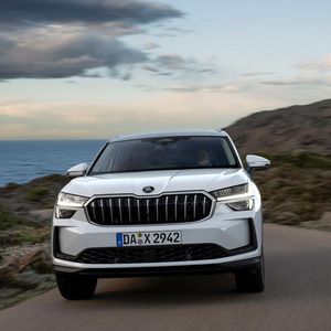 Wer häufige Ladepausen liebt, kann sich im Kodiaq an die 210-km/h heranwagen oder sich mit der kombinierten Kraft beider Herzen in 8,4 Sekunden aus dem Stand auf Tempo 100 katapultieren.(Bild:  Skoda)