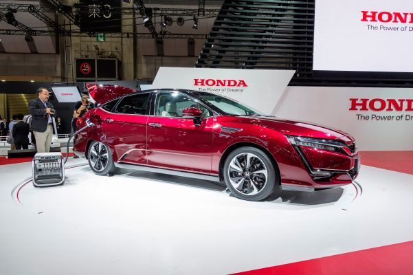 Honda ist einer von fünf Automobilherstellern, die sich an der Initiative HyFIVE beteiligen. Diese hat zum Ziel, insgesamt 110 Fahrzeuge mit Brennstoffzellenantrieb in Europa bereitzustellen, um die Entwicklung, den Einsatz und die Realisierbarkeit der Technologie zu demonstrieren.  (Honda)