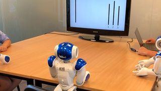 Wie wirkt sich die Anwesenheit von Robotern auf das menschliche Denken aus? Zumindest Kinder lassen sich von den putzigen Naos einen Bären aufbinden.  (Bild: 
Tony Belpaeme/Ghent University
)