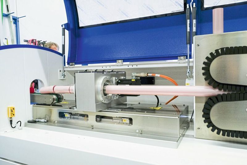 Servoantriebe von Kollmorgen sorgen für saubere Schnitte mit Linearmotor und rotierendem Messer am Rohr. Die Schneideinheit mit einem AKM-Servomotor als Antrieb wird von einem ICH-Linearmotor synchron zur Produktionsgeschwindigkeit positioniert. (Kollmorgen)