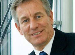 Dr. Eberhardt Veit, Vorstandsvorsitzender der Festo AG: „Mechatronik, Miniaturisierung, Piezo-Technologie und Systemtechnik unterstützen dabei nicht nur neue Geschäftsfelder wie etwa die Photovoltaik, sondern auch den klassischen Maschinenbau, (energie-)effizienter zu werden.“ (Archiv: Vogel Business Media)