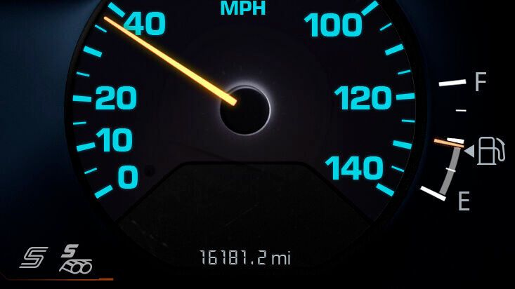 Ist der Tankeinfüllstutzen links oder rechts? In fast allen Autos zeigt das heute ein kleiner Pfeil im Cockpit.(Bild:  Ford)