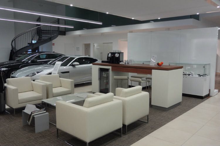 Hochwertige Möbel in modernen Creme- und Nusstönen vermitteln Wohnzimmerflair. (Foto: Jaguar/Landrover)