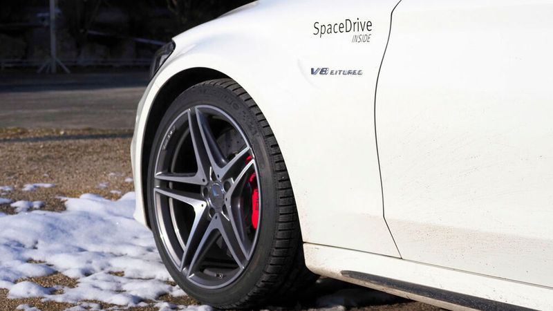Dass es kein regulärer Mercedes ist, erkennt man äußerlich nur am Schriftzug „Space Drive“. (Bild: Autoren-Union Mobilität/Robin Alexander)