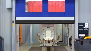 Das Maschinenschutztor EFA SRT MS lässt sich gut in geforderte Schutzeinrichtungen einpassen. (Efaflex)