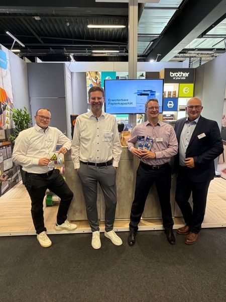 (v. l.) Jakob Ems, Andreas Zimmer, Dominique Maier-Sinkovic und Henri Jonas stellen sich zur Verfügung für das Brother-Shooting der IT-BUSINESS. (Bild: Vogel IT-Medien GmbH)
