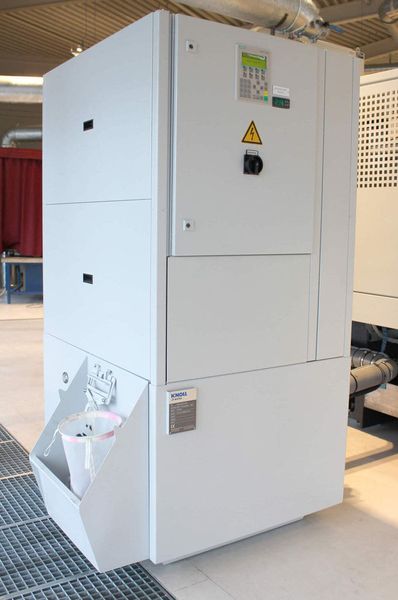 Bild 2: Für die Sauberkeit des KSS und der Maschinenumgebung sorgen die neuen Micropuranlagen. Sie verfügen über eine separate Pumpe zum Rückspülen der Filterelemente. Für die Rückgewinnung der zum Teil wertvollen Reststoffe im Rückspülgut stehen verschiedene Varianten von manuell bis vollautomatisch zur Verfügung, beispielsweise auch ein Sackfilter.  (Bild: Neher/Knoll)