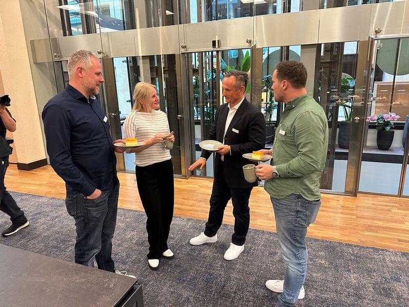 Wojtek Rudko (Samsung) verrät (v. l.) Marco Knaul & Manuela Lazar (ALSO) und Björn Polzin (ALSO) sein Fitness-Geheimnis: immer nur 1x Stück Kuchen am Tag! (Bild: Vogel IT-Medien GmbH)