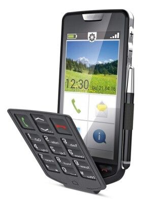 Red Dot Award 2015 emporiaSMART von emporia: Dieses Smartphone ist auf die Bedürfnisse älterer Personen ausgerichtet. Der Touchscreen bietet eine klare Menüstruktur und gute Lesbarkeit. Darüber wird bei Bedarf ein herkömmliches Tastencover geklappt. Somit muss nicht auf den Komfort eines Smartphones verzichtet werden bei gleichzeitiger Verwendung der gewohnten Tastatur. Auch eine Eingabe mittels Stift ist möglich. Die am häufigsten genutzten Apps wurden für ein intuitives Handling optimiert. (Bild: Red Dot)