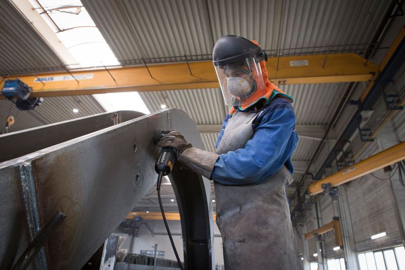 Auch bei sperrigen Stahlbauteilen und in verschiedenen Arbeitspositionen kommen die Mitarbeiter von Unger mit den handlichen Maschinen schnell voran. (Metabo)