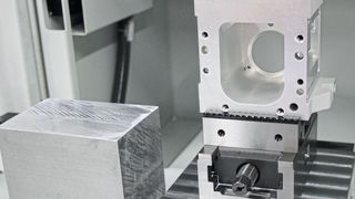 Rohmaterialblock aus Aluminium (l.) und, eingespannt auf dem Zentrischspanner C2 80 L-130, das fertig bearbeitete Werkstück. Mittels Wendebacken grip ist der Zentrischspanner in der Lage, das Rohteil zu spannen und auch die Fertigbearbeitung zu gewährleisten. (Gressel)