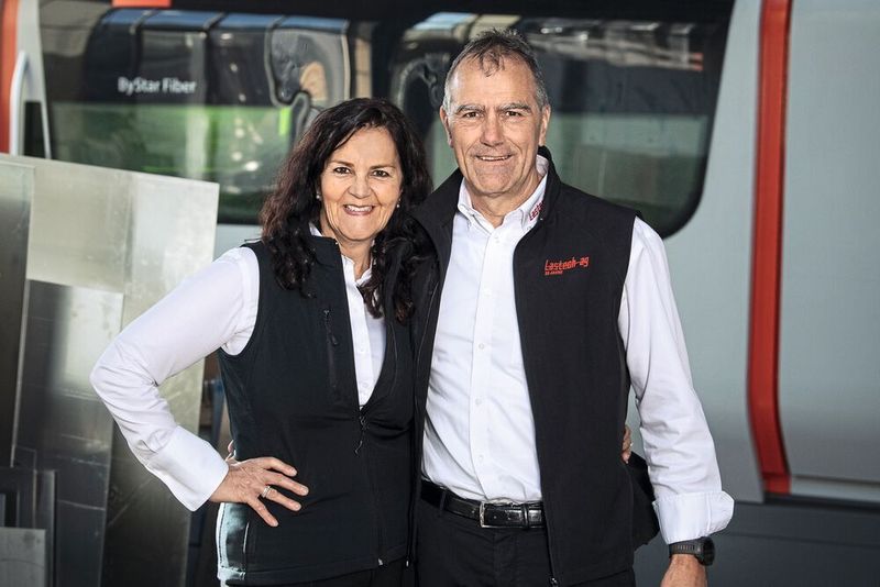 Susanne und Konrad Herzog - vor der jüngsten 2D-Laseranlage - heben vor allem die Teamleistung der Lastech hervor, ohne die eine solch erfolgreiche Entwicklung gar nicht möglich wäre.  (Thomas Entzeroth)