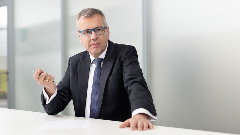 Holger Klein, Vorstandsvorsitzender der ZF Group, erwartet ein finanziell herausforderndes Jahr 2024.(Bild:  Markus Altmann/ZF Friedrichshafen)
