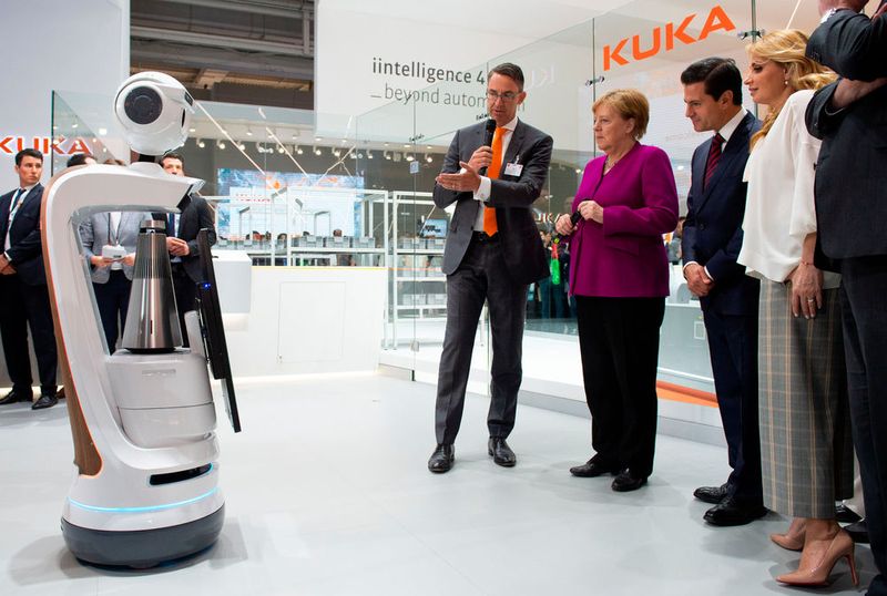 Visite bei Robotergigant KUKA: Eröffnungsrundgang der Hannover Messe am 23. April 2018 (Bild: Deutsche Messe)
