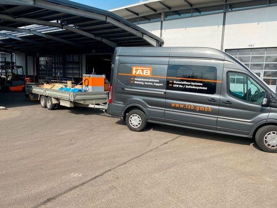 Die technische Ausrüstung wurde auf einen Anhänger gepackt und dann ging's ab in die Home-Werkstatt.(Bild:  FAB)