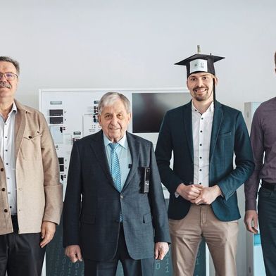 Von links: COO Udo L. Thiel, CEO Wolfgang Reichelt, Lukas Fräger, GM R&D Kai Heinemann (Bild: Block Transformatoren-Elektronik GmbH)