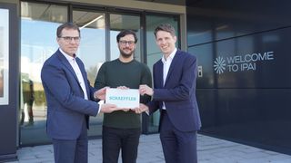vlnr: Uwe Wagner, Vorstand Forschung und Entwicklung bei Schaeffler, Moritz Gräter, CEO bei IPAI, und Florian Krebs, Leiter Advanced Innovation bei Schaeffler, besiegelten die Kooperation.  (Bild: IPAI Management)