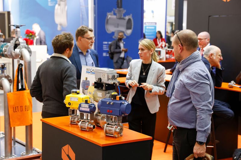 Armaturen-Mekka Düsseldorf: Auch 2024 brachte die Messestadt die Welt der Strömungstechnik an den Rhein. (Bild: Messe Düsseldorf / ctillmann)