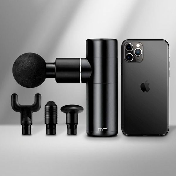 Diese tragbare Massage Pistole ist ein superpraktisches Gadget speziell für Reisen, während derer man bekanntlich ja auch nicht auf körperliches Wohlbefinden verzichten will: Sie kommt mit 4 verschiedenen Intensitäten sowie 4 verschiedenen Aufsätzen, mit denen sich auch schwer zugängliche Muskelpartien erreichen lassen. Dazu gibt’s ein ausführliches Manual, ein Transporttäschchen und natürlich ein USB-Kabel, um den integrierten Akku jederzeit laden zu können. (59,95 Euro bei Radbag) (www.radbag.de)