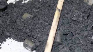 Elementares Kohlenstoffpulver entsteht neben Wasserstoff beim Cracken von Methan
mit dem neuartigen Verfahren. (Bild: KIT)