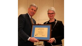 Keith A. Pretty, Präsident der Northwood University, überreicht Birgit Behrens den Dealer Education Award 2018. (Bild: ZDK)