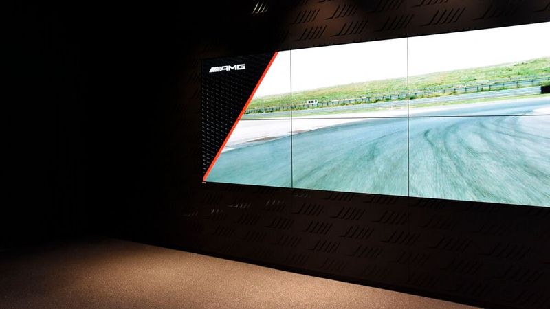 Wer in Essen einen AMG kauft, kommt in den Genuss der Übergabe-Zeremonie „unboxing your star“. Die gibt es sonst nur in der Hersteller-Zentrale in Affalterbach. (Bild: Simon – »kfz-betrieb«)