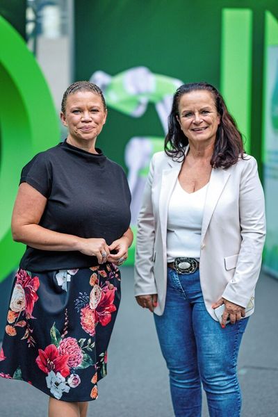 Jessica Bethune, Vice Präsident Industrie- und Prozessauto-​mation DACH bei Schneider Electric (links) im Euref-Campus in Düsseldorf im Interview mit Anne Richter. (Bild: Schneider Electric/ Gruppe C Photography)