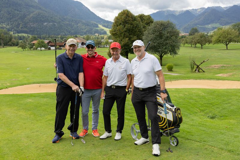 Klaus Ritzert und Dirk Weiland (Gölz Bürotechnik) mit Biathlet Peter Angerer und Rennrodler Otto Mayregger (Bild: Hans Breitenfellner)