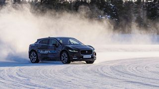 Laut Plan sollen die ersten Serienautos etwa 2025 auf die Straße kommen, unter welchem Markenlogo auch immer. Der I-Pace dient uns nur als Versuchsträger. (Magna)
