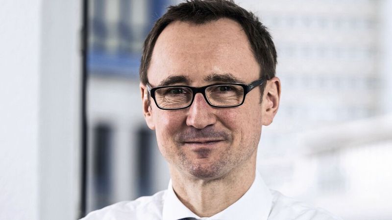 "Der Engpass ist selten die KI selbst, sondern die Frage, wo Intelligenz sinnvoll in bestehende Prozesse integriert werden kann. Wenn KI nur ‚neben' der Maschine arbeitet, bleibt der Nutzen begrenzt", sagt Dr. Andreas de Jonge, CEO der de Jonge GmbH. (Bild:  de Jonge)