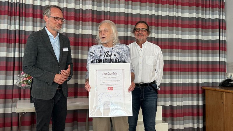 Udo Auchter (Mitte), Vorsitzender des Daihatsu-Händlerverbands, wurde für sein jahrzehntelanges Engagement geehrt. Mit im Bild: Verbandsanwalt Jens Bleutge (li.) und der stellvertretende Vorsitzende Thomas Sedlmeier (re.).(Bild:  Verband der Daihatsu-Vertragspartner Deutschland)