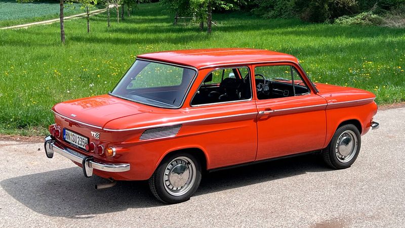 1967 wurde der Prinz 1000 TT zum „TT“ (auch „1200 TT“ genannt) weiterentwickelt. Aus einem Hubraum von 1.177 cm³ schöpfte der Motor nun 65 PS (48 kW), das Gewicht stieg um 5 kg und die Höchstgeschwindigkeit auf 153 km/h. Fahrzeugtuner wie Spieß boten Motoren mit bis zu 1.300 cm³ und 130 PS (96 kW) an, zum Teil mit mechanischer Benzineinspritzung. Die Bezeichnung „Prinz“ entfiel ab 1967 für die Vierzylindertypen.  (Bild: autodrom)